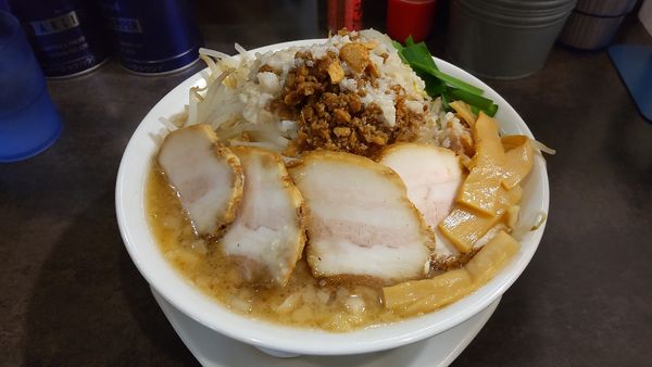 「肉スタ小、野菜ニンニク、背脂超多め+メンマ」@ガツ盛りラーメン バンブル 西浦和店の写真