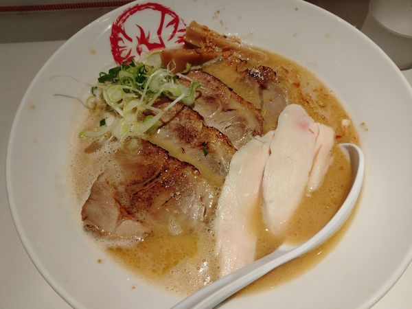 「鶏白湯そば炙りチャーシュー」@鶏そば朱雀の写真