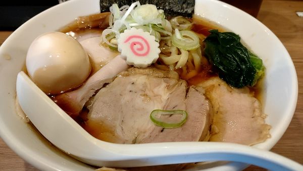 「味玉煮干しジンジャー(1350円税込)」@煮干拉麺 小烏丸 問屋町店の写真