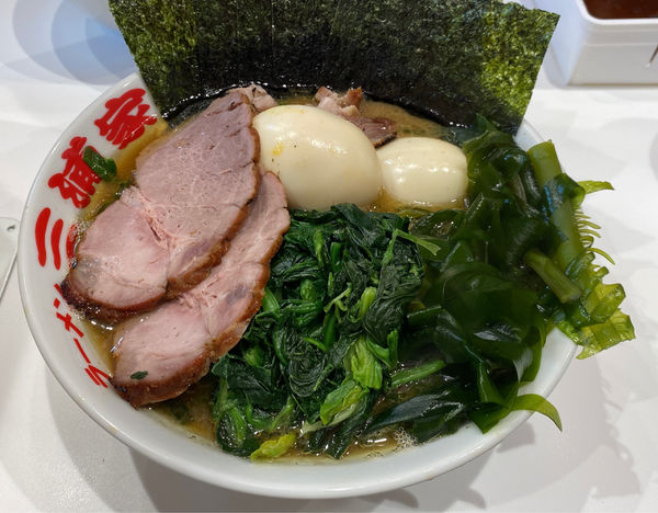 「上ラーメン 穂先わかめ ほうれん草 硬 多め」@ラーメン 三浦家の写真