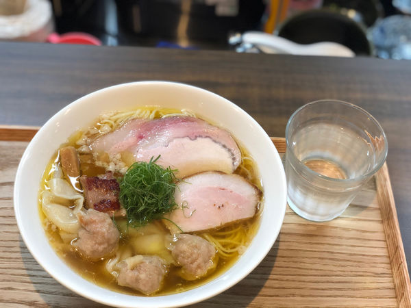 「白醤油わんたん麺」@らぁ麺 紫陽花の写真