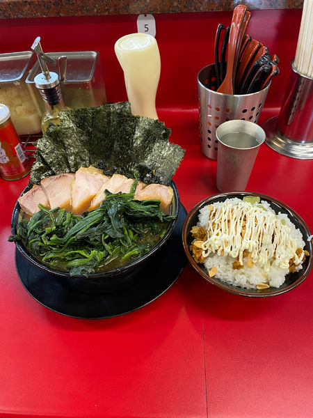 「チャーシューメン中盛り 青菜 のり ライス」@IEKEI_TOKYO 王道家直系の写真