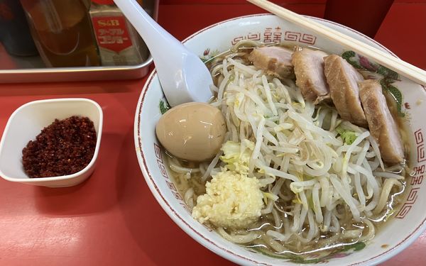 「ラーメン　追加チャーシュー、味玉、自家製赤唐辛子、ニンニク」@赤ひげラーメンの写真
