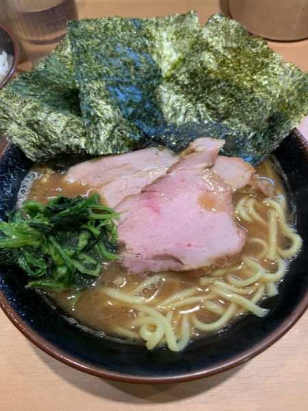 「ラーメン並（780円）+ライス（100円）」@輝道家直系 皇綱家の写真