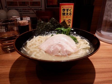 「家系ラーメン　並／塩」@横浜家系ラーメン 豊島家の写真