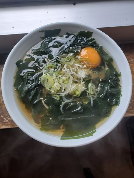 「わかめ・玉子そば」@本牧海づり施設食堂の写真