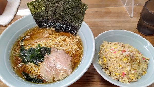 「醤油（鶏ガラ）+半チャーハン」@ラーメン JUNJIの写真