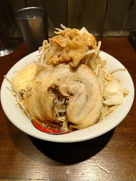 「雷ラーメン特大　ちょい野菜　ニンニク」@ラーメン 雷 東京本丸店の写真