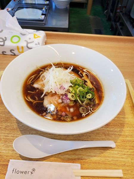 「濃厚醤油ラーメン」@濃厚しょうゆラーメン 自家製麺 フラワーの写真