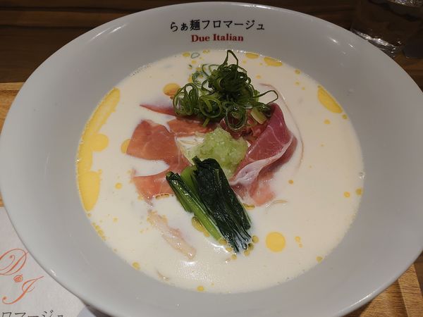 「白いらぁ麺」@らぁ麺フロマージュ Due Italian 大宮店の写真