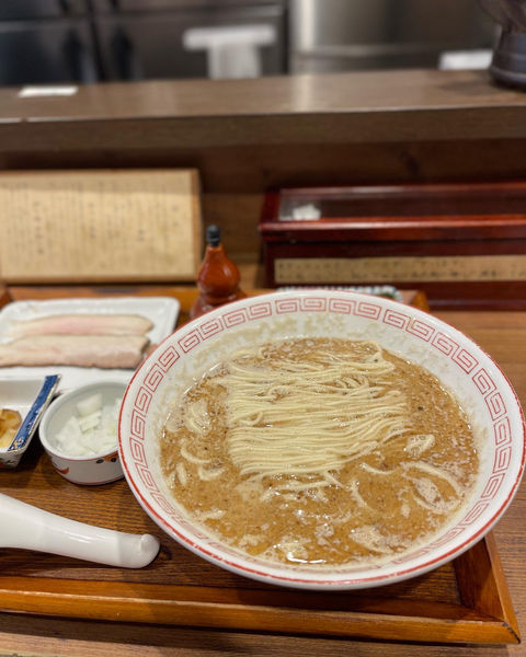「炭火焼き濃厚中華そば 鯖 850円 ＋和え麺 250円」@炭火焼濃厚中華そば 奥倫道の写真