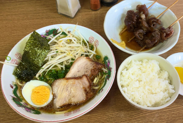 「ラーメン & めし小 & おでん(牛すじ)×3」@二代目おかだラーメンの写真