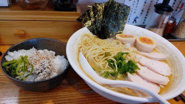 「特製濃厚鶏醤油大盛り・鶏そぼろご飯 ￥1,300」@麺匠ようすけ 鶏煮亭の写真