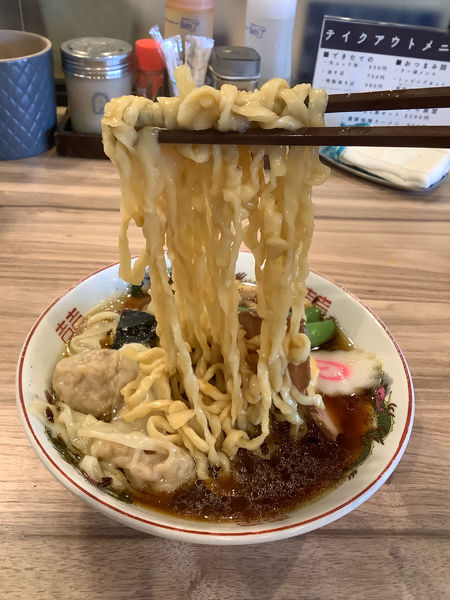 「生姜ワンタン太麺大盛り」@くじら食堂 nonowa東小金井店の写真