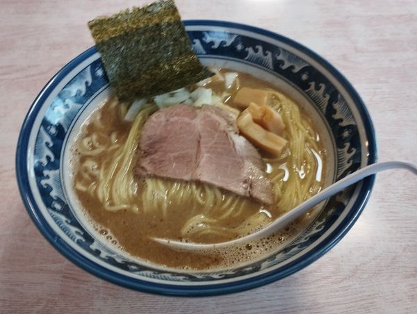 「煮干ラーメン(850円)+中盛(50円)」@麺屋お浦の写真