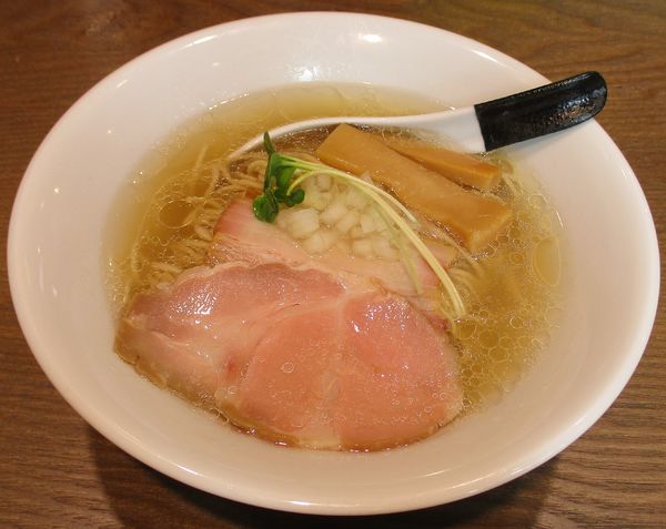 「蛤の塩らぁ麺　500円※オープン記念価格　通常850円」@RAMEN and TSUKEMEN Number.6の写真