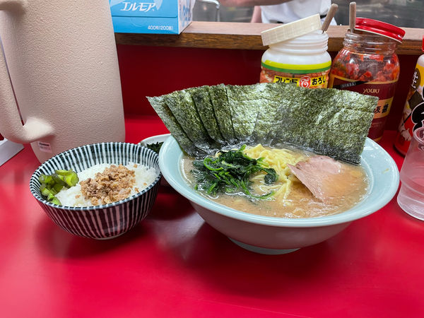 「ラーメン中硬め濃い目850、海苔100、ほうれん草100、ライス」@横浜家系ラーメン 末広家の写真
