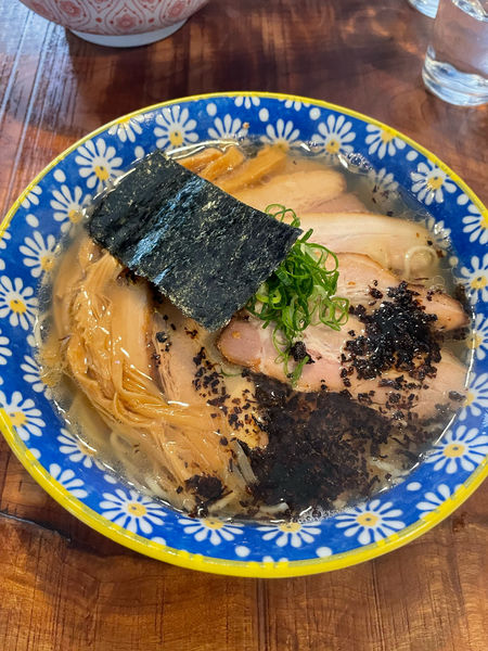 「塩焦がしネギ+チャーシュー」@カミカゼの写真