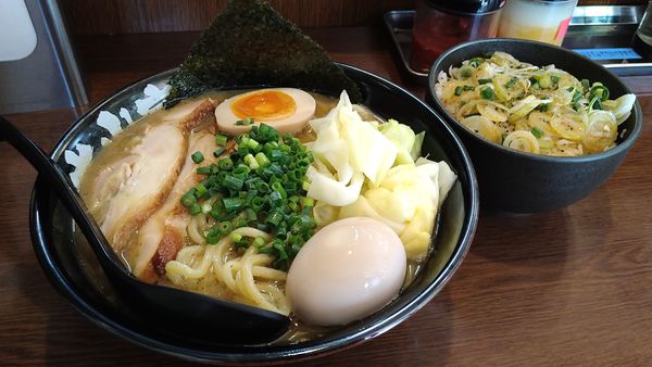 「限定/ニボベジットン+大盛り+味玉+ネギめし」@ラーメン 大山家 昭島店の写真