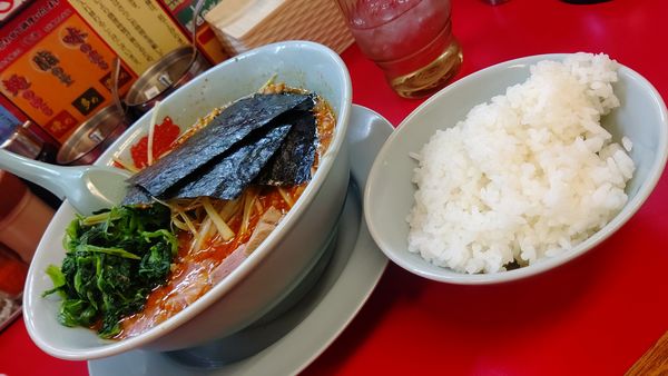 「辛味噌ネギラーメン激辛＋半ライス1020円クーポンホウレン草」@ラーメン山岡家 富山田尻店の写真