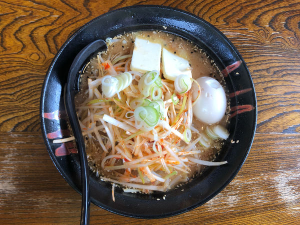 「ネギみそらーめん＋バター、煮たまご」@らーめん いやどうもの写真