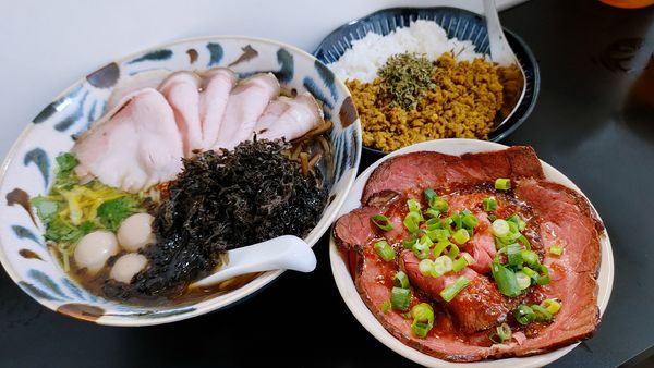 「特製醤油らーめん・大盛・ローストビーフ丼・キーマカレー」@自家製麺SHINの写真