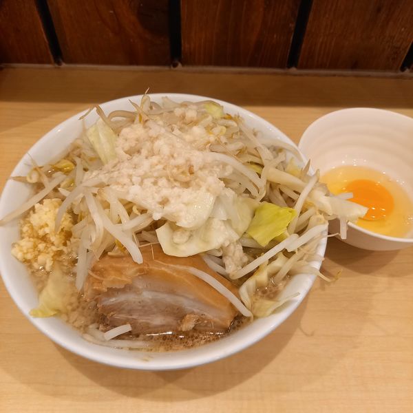「ラーメン(全マシ)＋生卵」@らーめん影武者 本館の写真