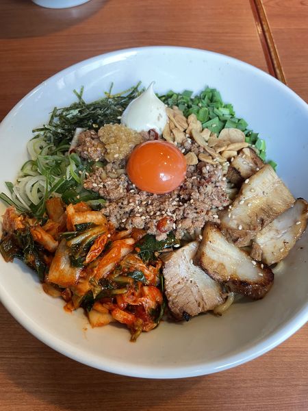 「【限定】豚キムチの油そば（大盛・にんにく・マヨ）¥1,100」@らー麺 つけ麺 おぐりの写真