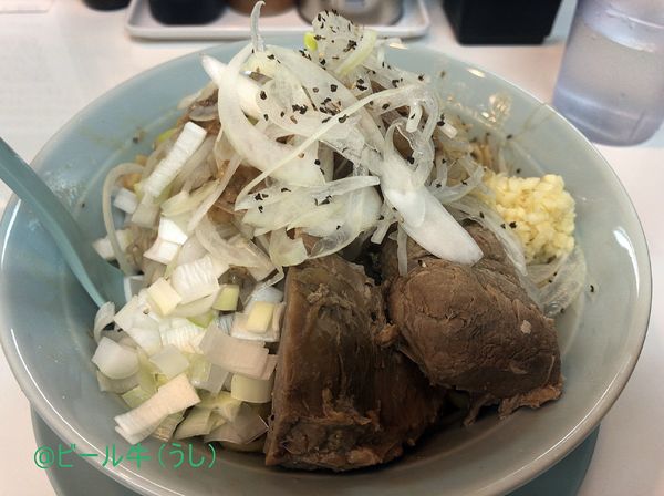 「まぜそば中盛(850円)ヤサイニンニク普通、アブラ少なめ、スライ」@麺屋 顎で喰らえの写真