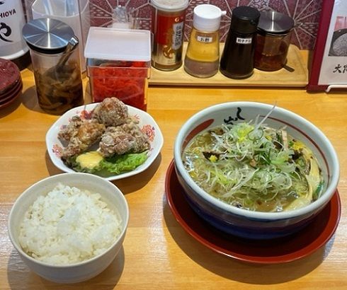 「天然塩　塩ネギラーメン　1,050円＋唐揚げセット　300円」@大阪塩系ラーメン しおやの写真
