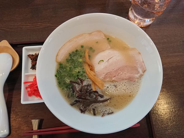 「博多中華蕎麦 800円、替え玉100円」@博多中華蕎麦ろびんの写真
