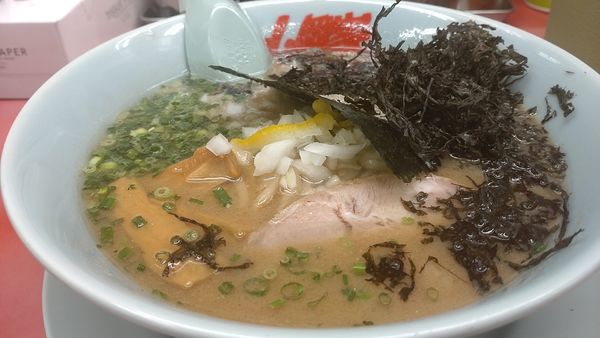 「煮干し豚骨ラーメン（850円税込）」@ラーメン 山岡家 高崎倉賀野店の写真