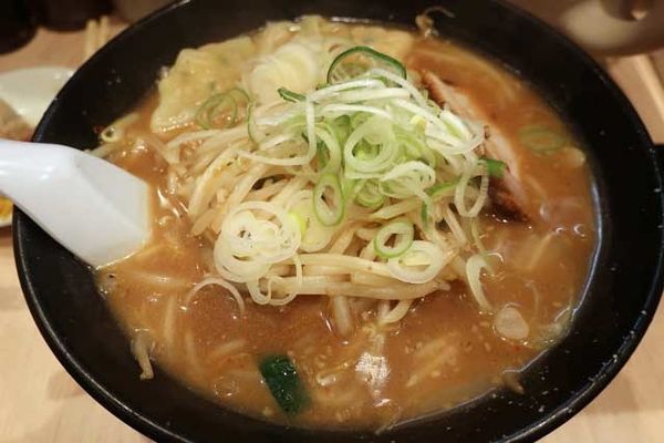 「味噌ワンタンメン　800円」@肉厚わんたん麺と手作り焼売 ら麺亭 浅草支店の写真