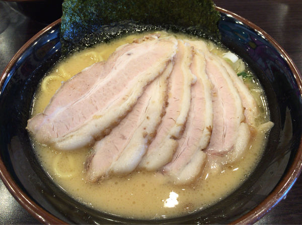 「醤油豚骨チャーシュー」@横浜家系ラーメン 吟家 花見川店の写真