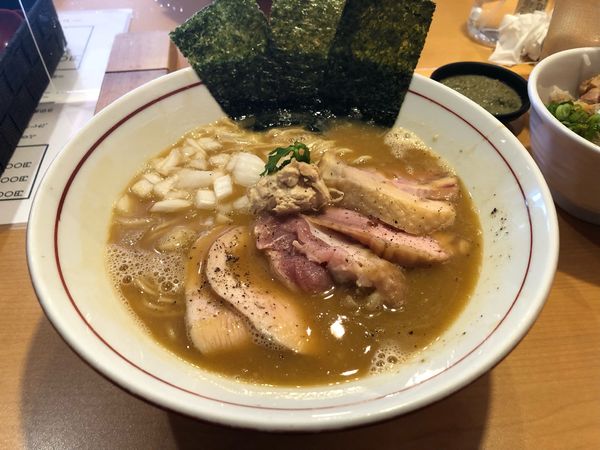 「厳選醤油と三段仕込みの濃厚地鶏白湯らあめん」@醤油と貝と麺そして人と夢の写真