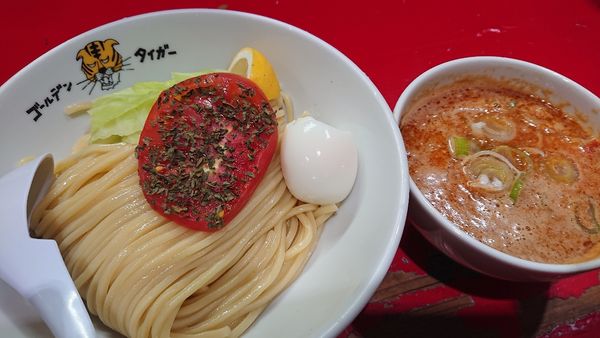 「トマトつけめん中900円＋ごはん小50円」@ゴールデンタイガーの写真