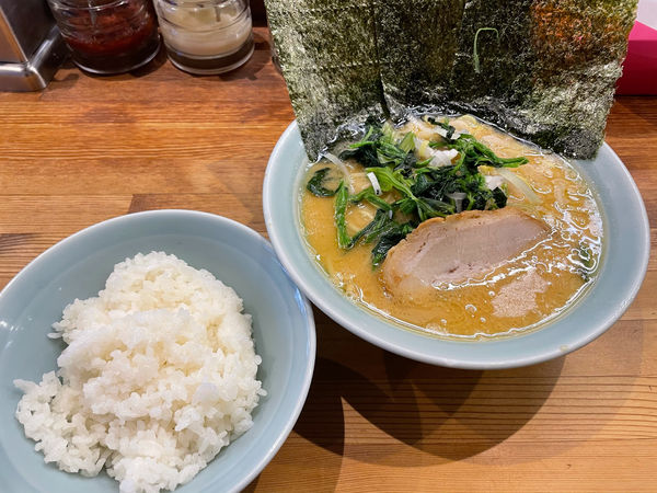 「豚骨ラーメン、半ライス」@鶴一家の写真