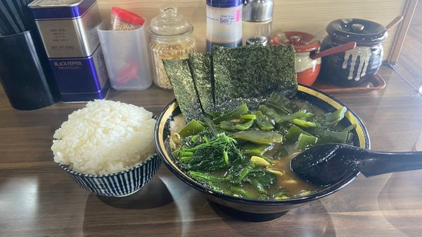 「茎わかめラーメン＋中ライス」@ラーメン林家 姉崎店の写真