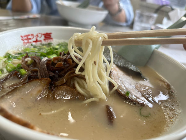 「E半チャーシュー丼ととんこつラーメン 800円」@ラーメン活力亭 市原店の写真