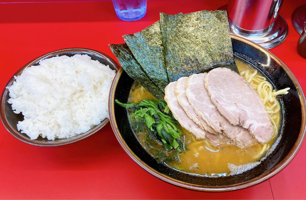 「チャーシューめん(中)麺硬め油多め＋無料ライス」@横浜ラーメン 友希家 ～絆～の写真
