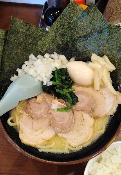 「豚骨醤油ラーメン+SPトッピング」@横濱家系ラーメン 誠家 幸手店の写真