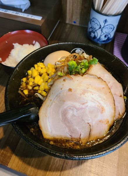 「特製辛焦がし味噌たん麺+コーン+半ごはん」@辛焦がし味噌たん麺 一向の写真