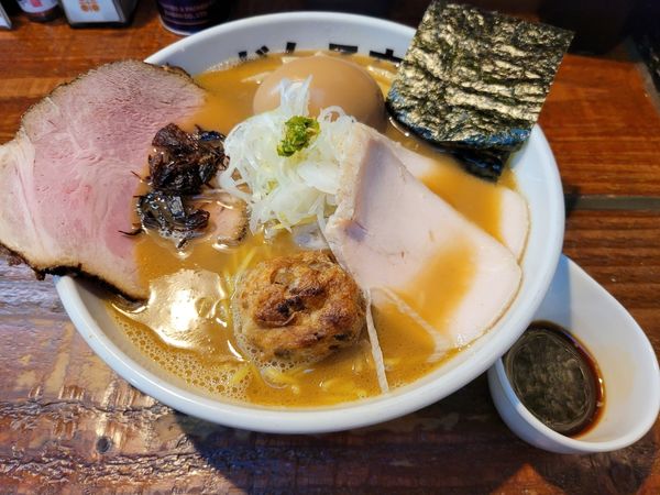 「限定５　ごちそうらーめん　濁りスープ　レベル０」@元祖一条流がんこラーメン たま館分店の写真