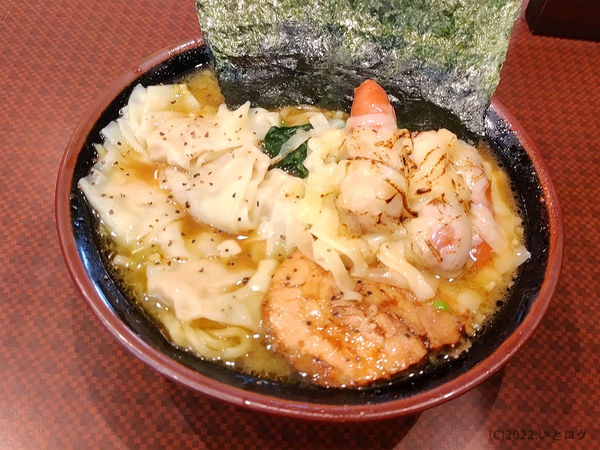 「ラーメン（＋モッツァレラチーズ＋ウインナー＋ワンタン）」@NOODLE HEARTSの写真