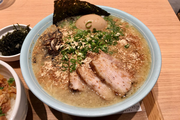 「【天外天】肥後あそび豚の塩角煮ラーメン＋チャーシューご飯」@ラーメンWalkerキッチンの写真