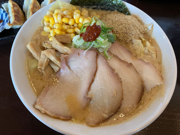 「手揉み白味噌ラーメンチャーシュートッピング」@諭吉製麺所の写真