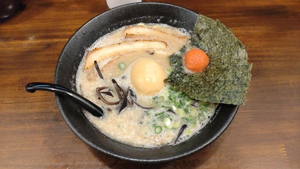 「九州全部入り豚骨らぁめん」@九州らあめん どん きさろく 八柱店の写真