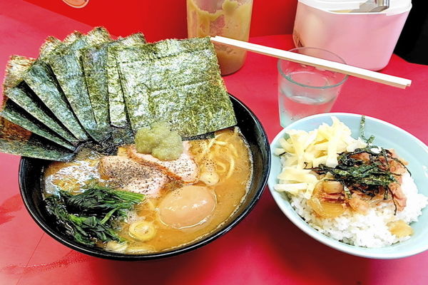 「ラーメン並＋味玉＋海苔増し＋まぶしライス」@ラーメン杉田家の写真