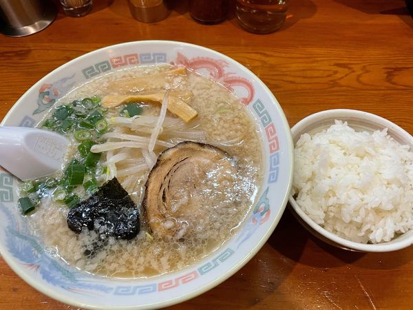 「ラーメン　半ライス」@中華そば専門店 木八 三島店の写真