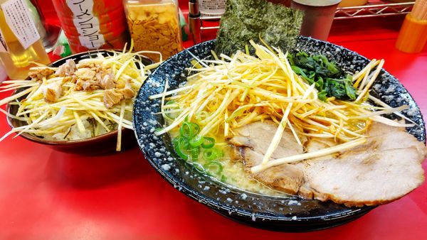 「味噌ネギチャーシューメン＋白ネギ丼＋和え玉」@柏 王道家の写真